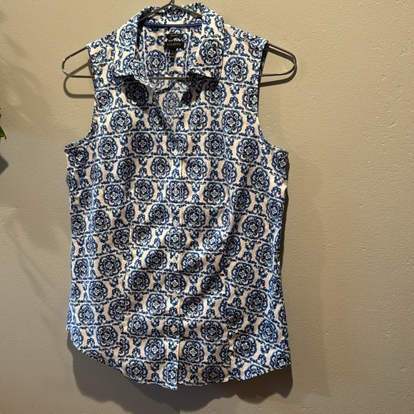 Talbots Perfect Shirt Scroll Medallion Sleeveless Non Iron Blue and White Top - Picture 4 of 12